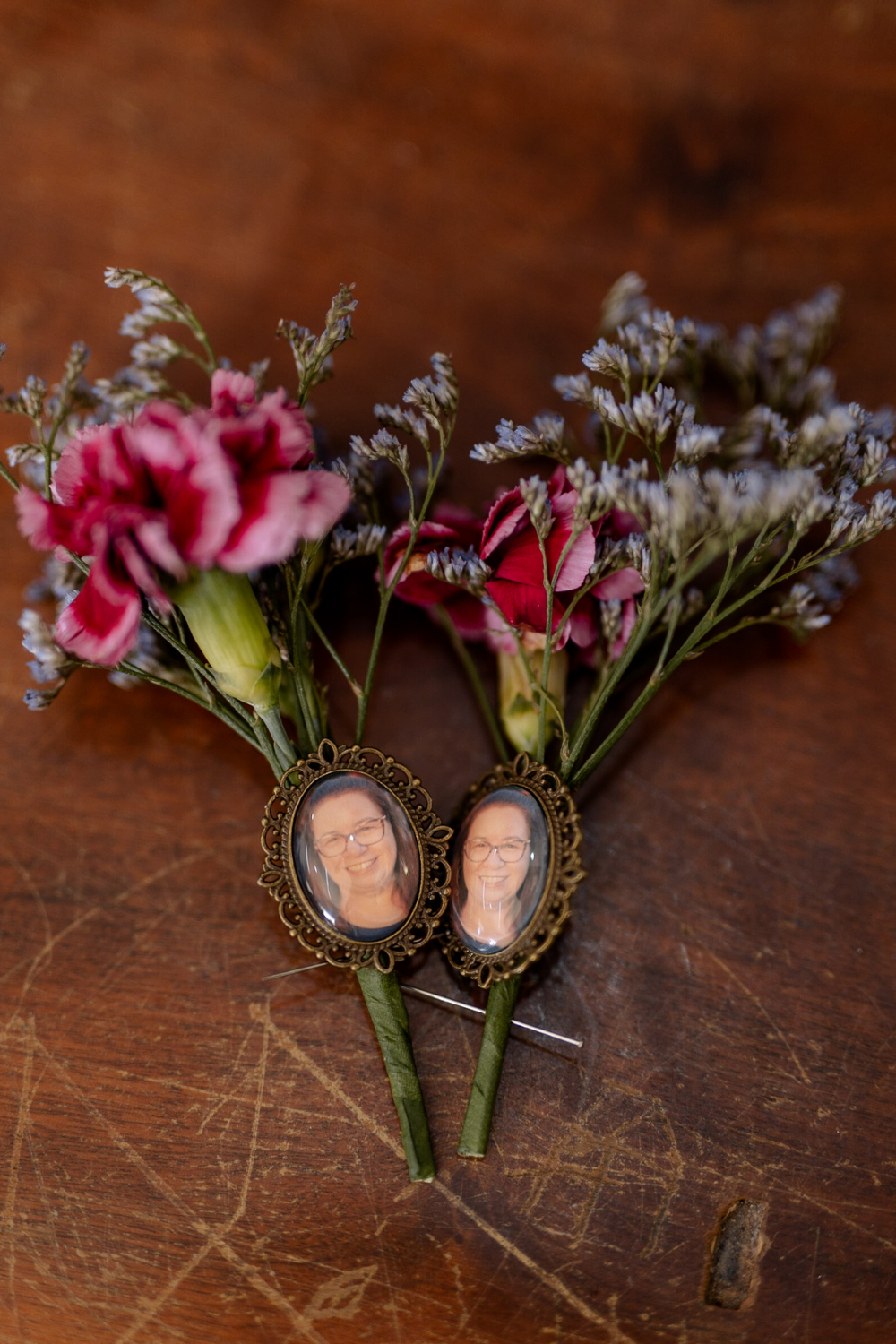 Lapela com homenagem a mãe da noiva com relicário 