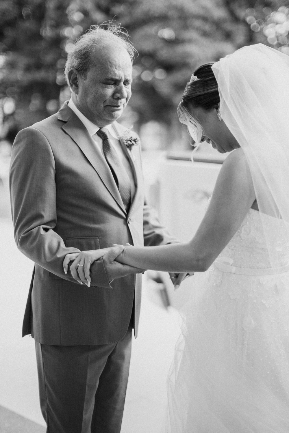 Pai da noiva emocionado 