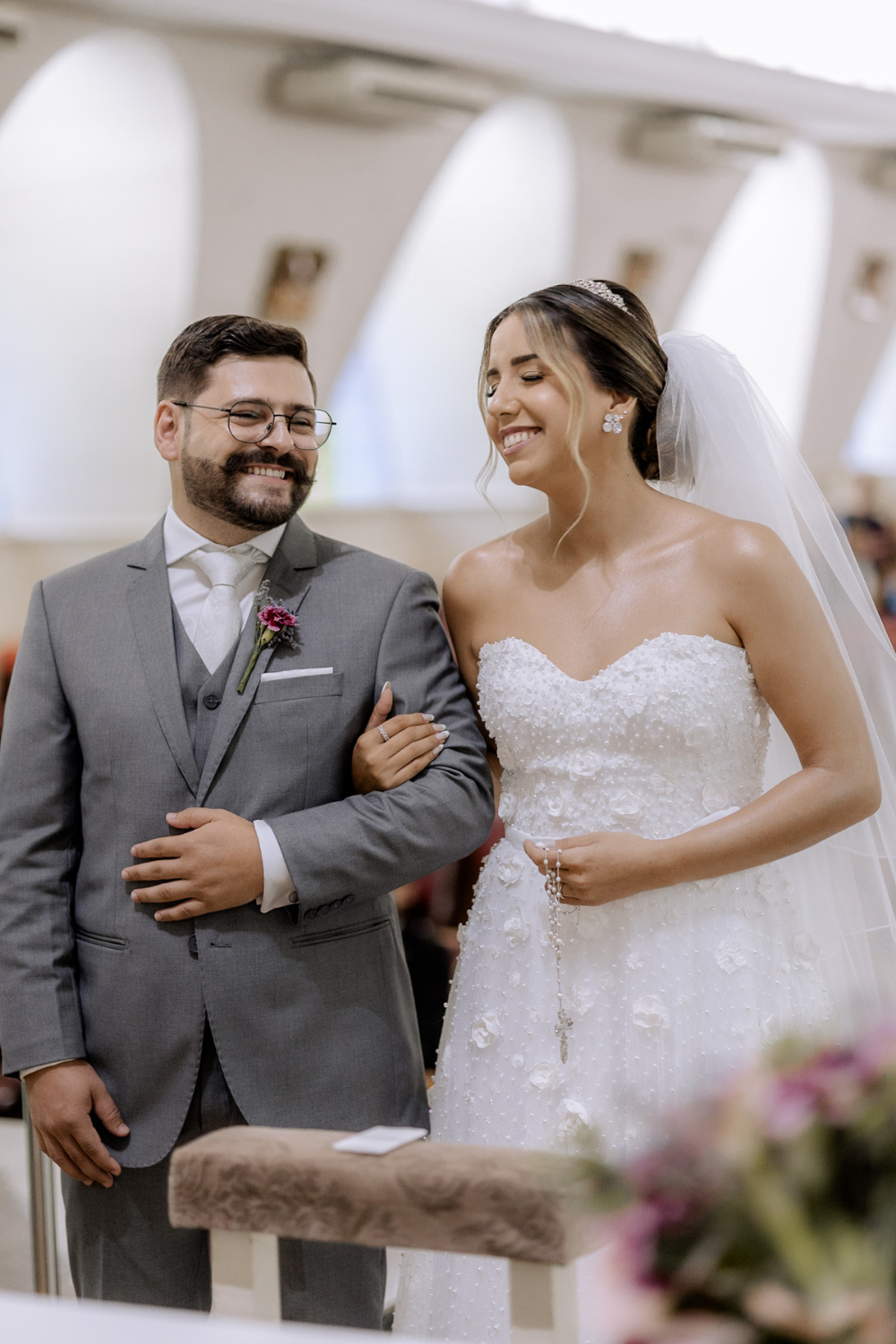 Noivos descontraídos em casamento na igreja 