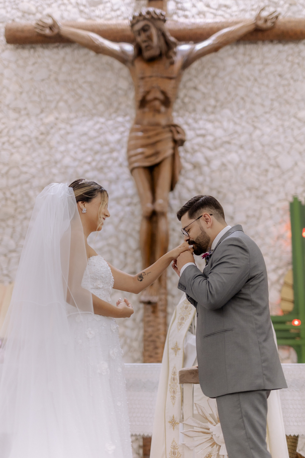 Troca de alianças dos noivos em casamento na igreja 