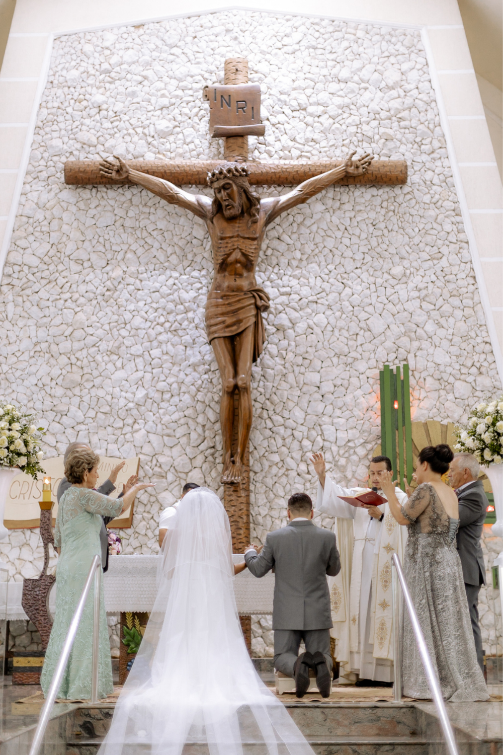 Benção aos noivos em casamento na igreja 