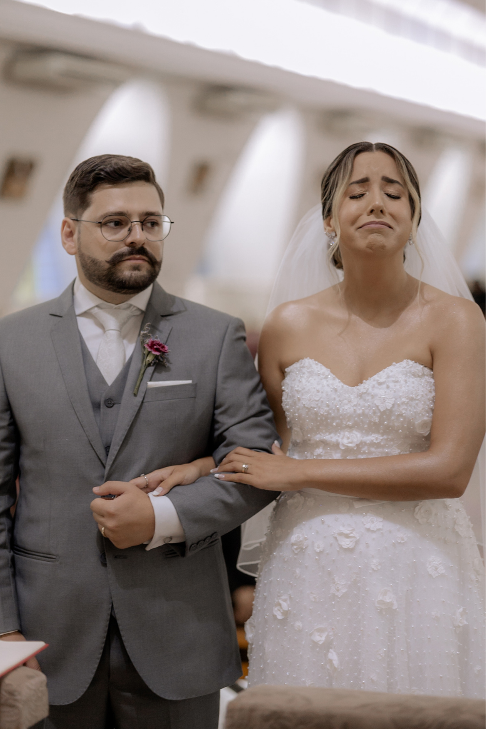 Noiva emocionada em casamento na igreja 