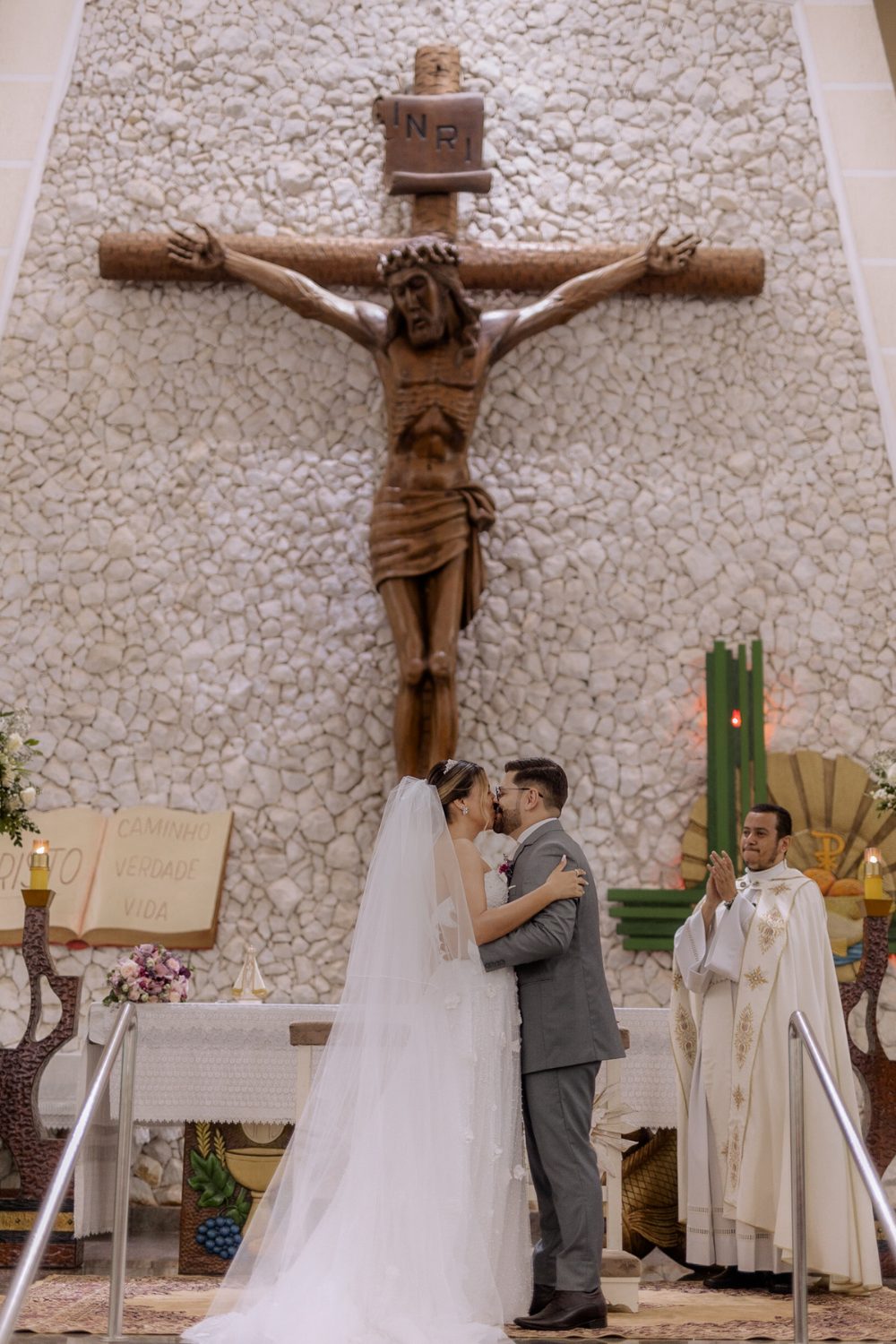Beijo dos noivos em casamento na igreja 
