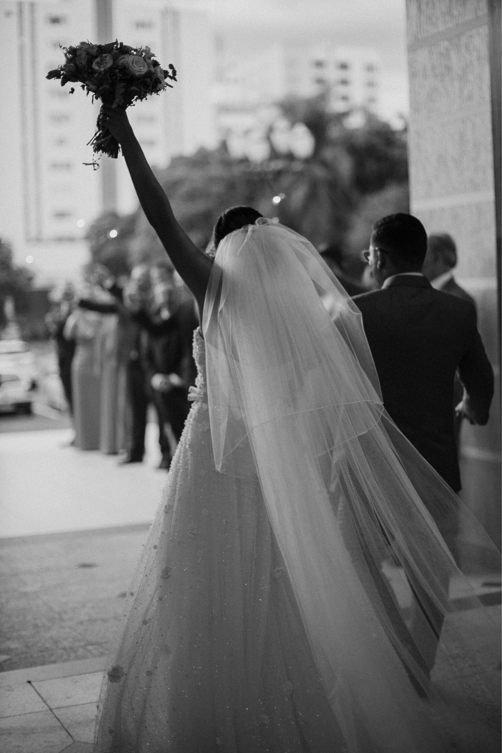 Saída dos noivos em casamento na igreja 