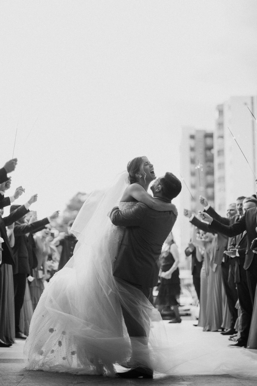 Saída dos noivos em casamento na igreja 