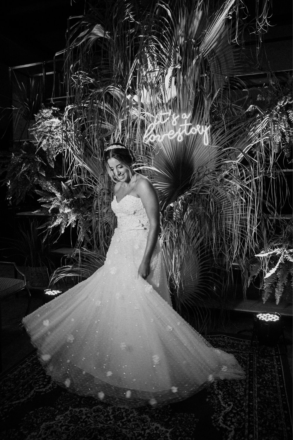 Noiva com vestido bordado e coque despojado