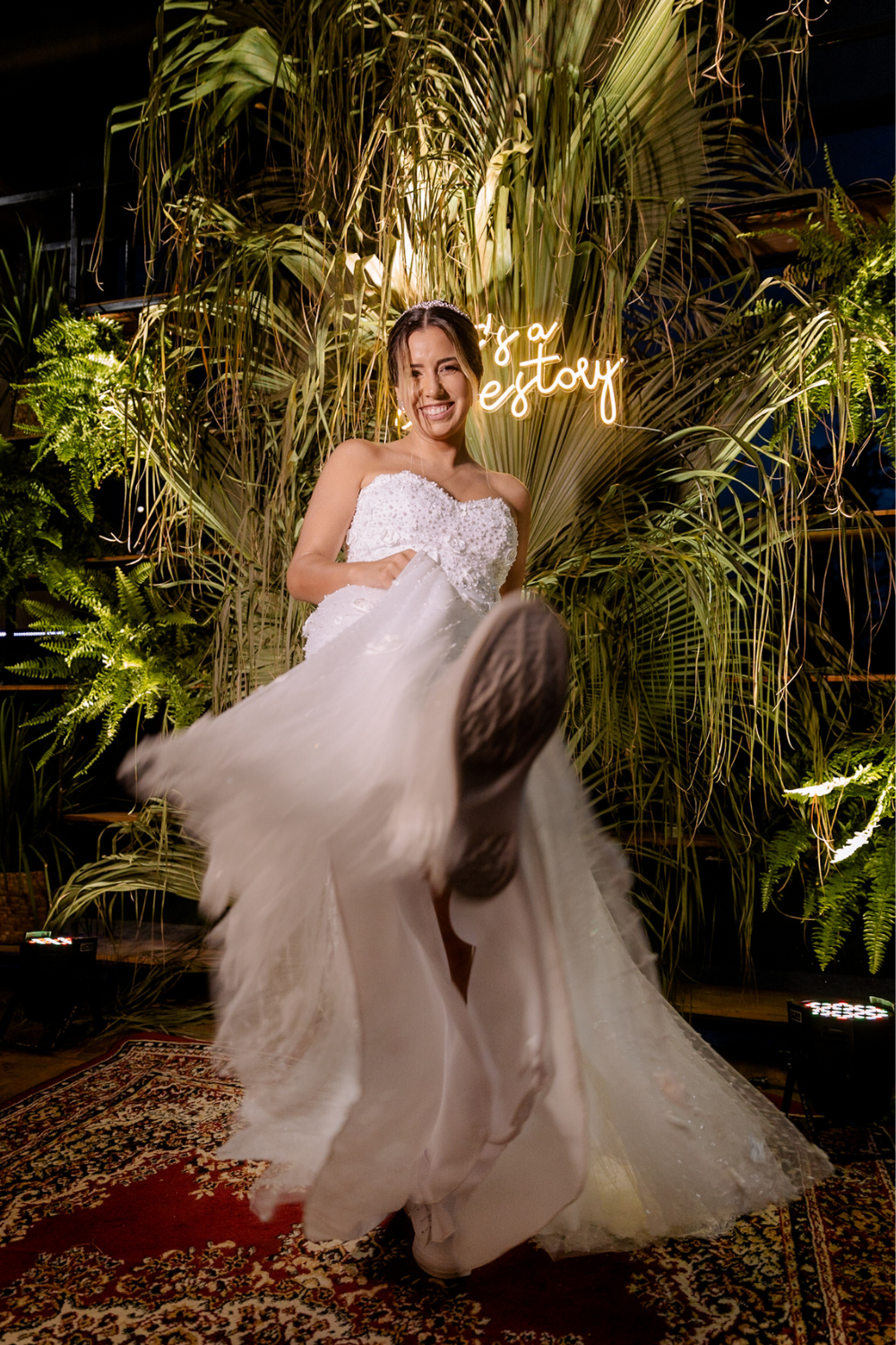 Noiva com vestido bordado e coque despojado