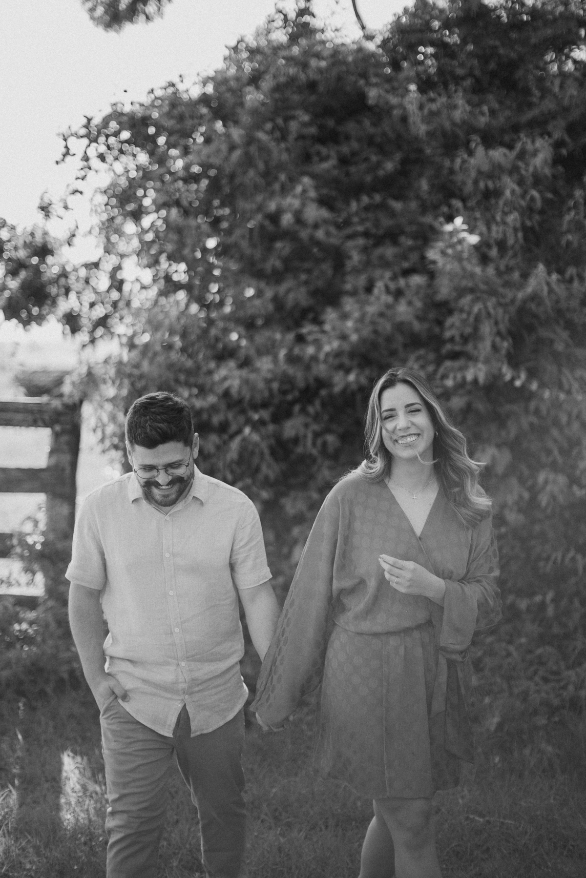 Momento descontraído do casal em ensaio no campo 