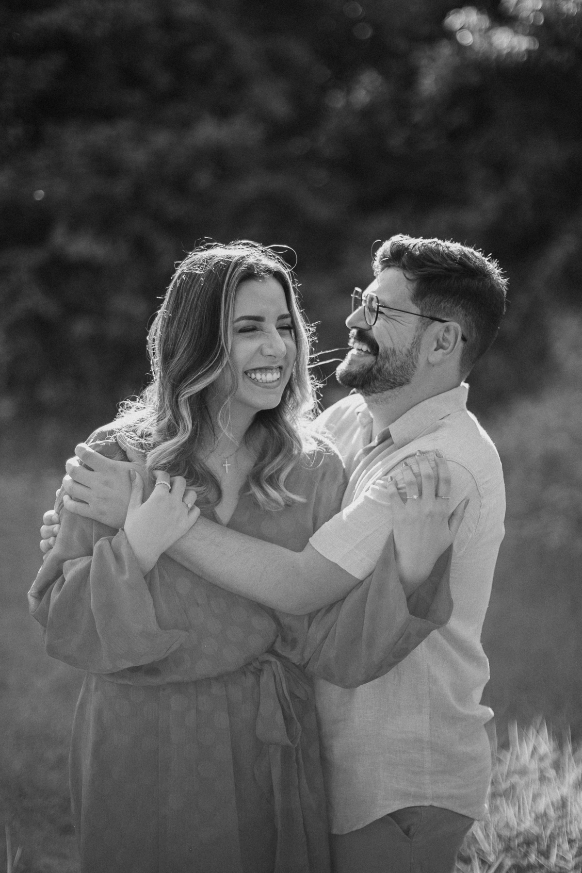 Momento descontraído do casal em ensaio no campo 