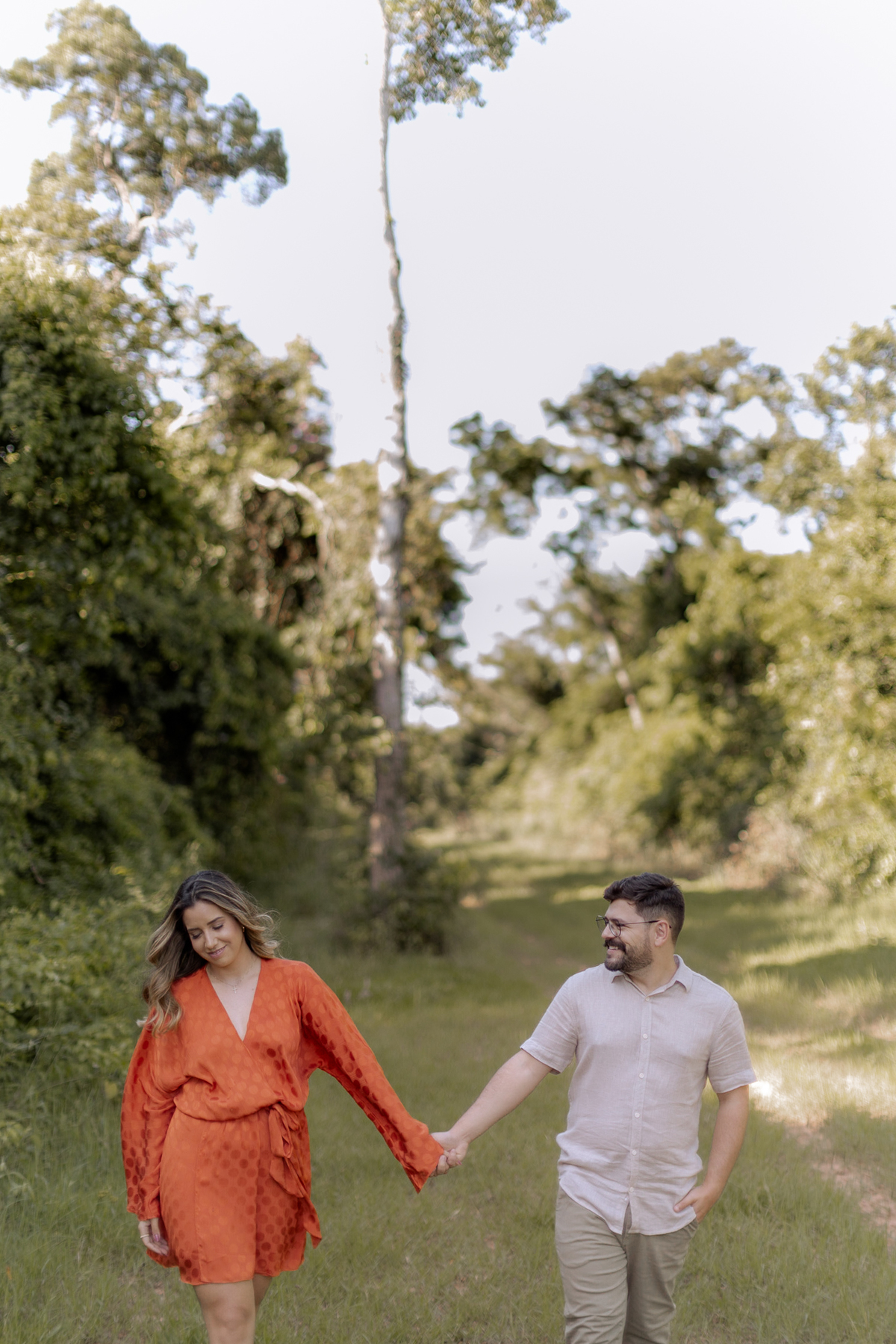 Casal caminhando no campo 