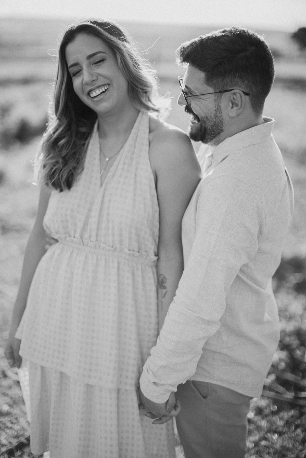 Casal descontraído em ensaio externo