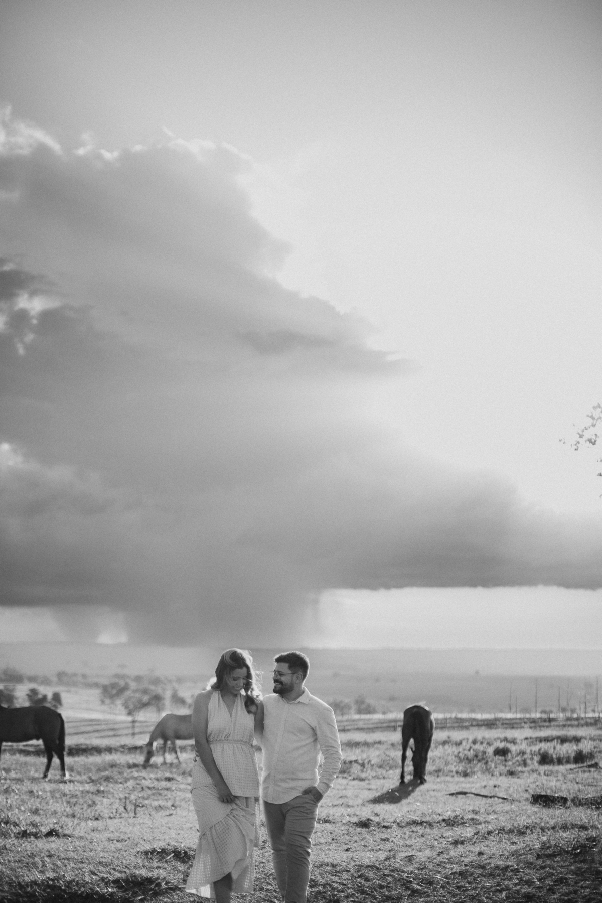 Ensaio de casal no campo com cavalos 
