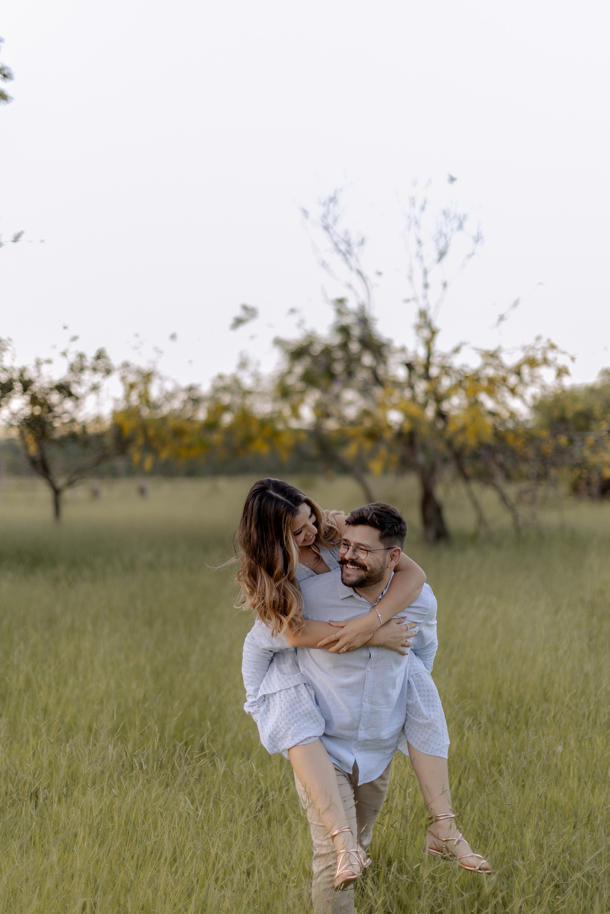 Casal em ensaio pré wedding no campo 
