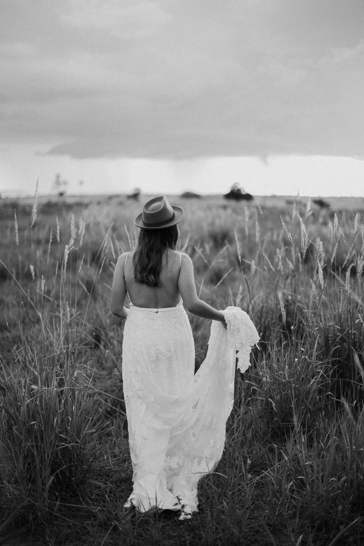 Noiva caminhando no campo 