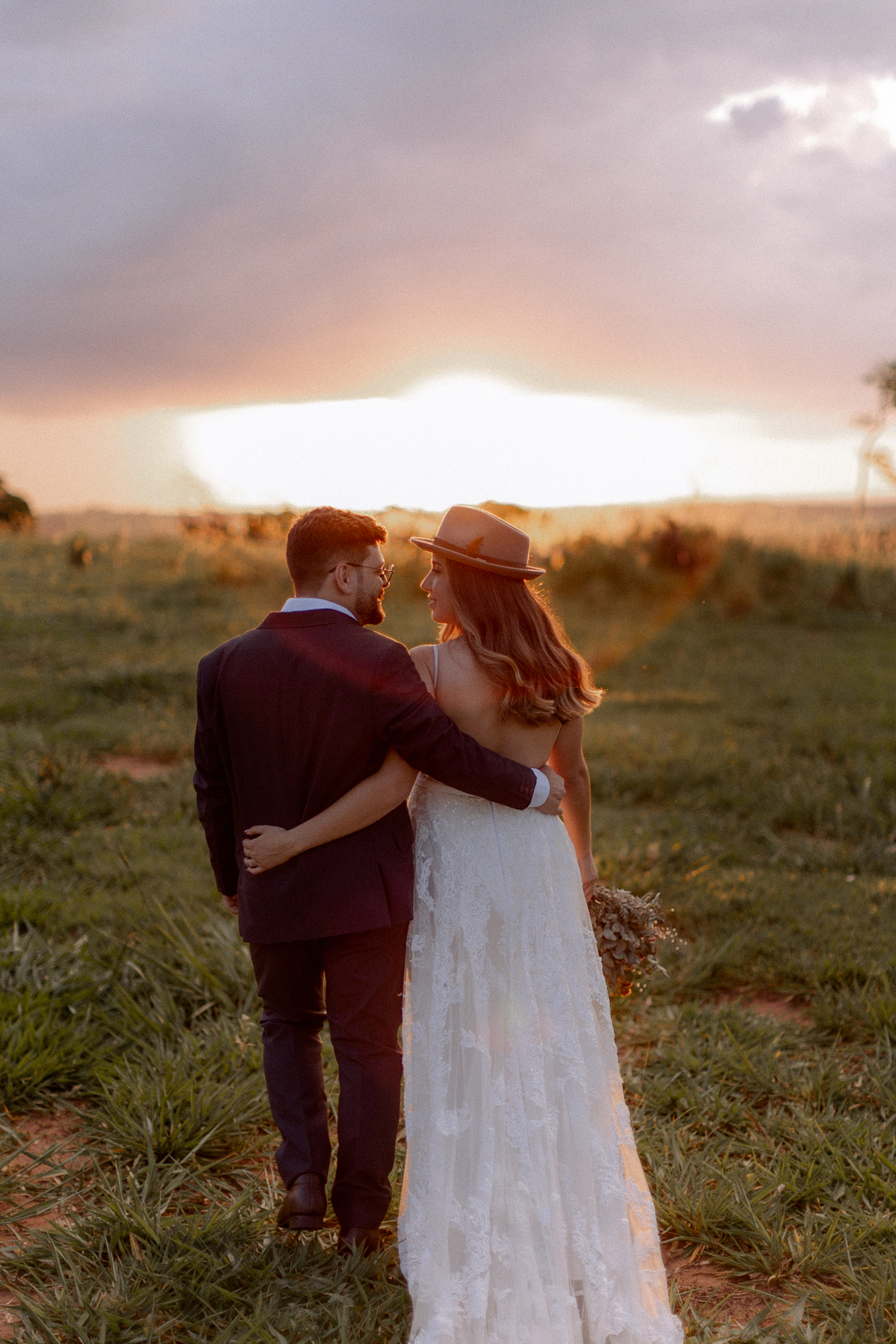Casal abraçado no campo 