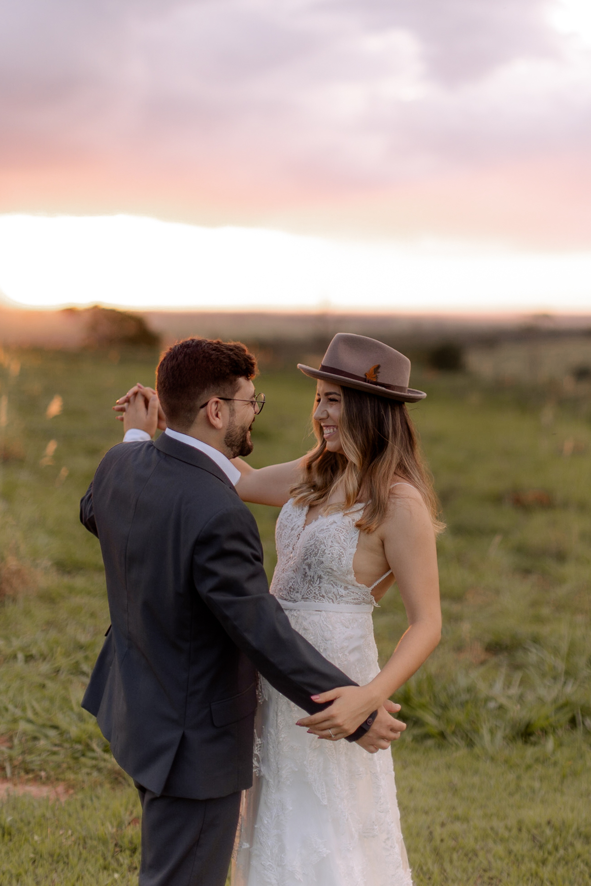 Casal dançando no campo 