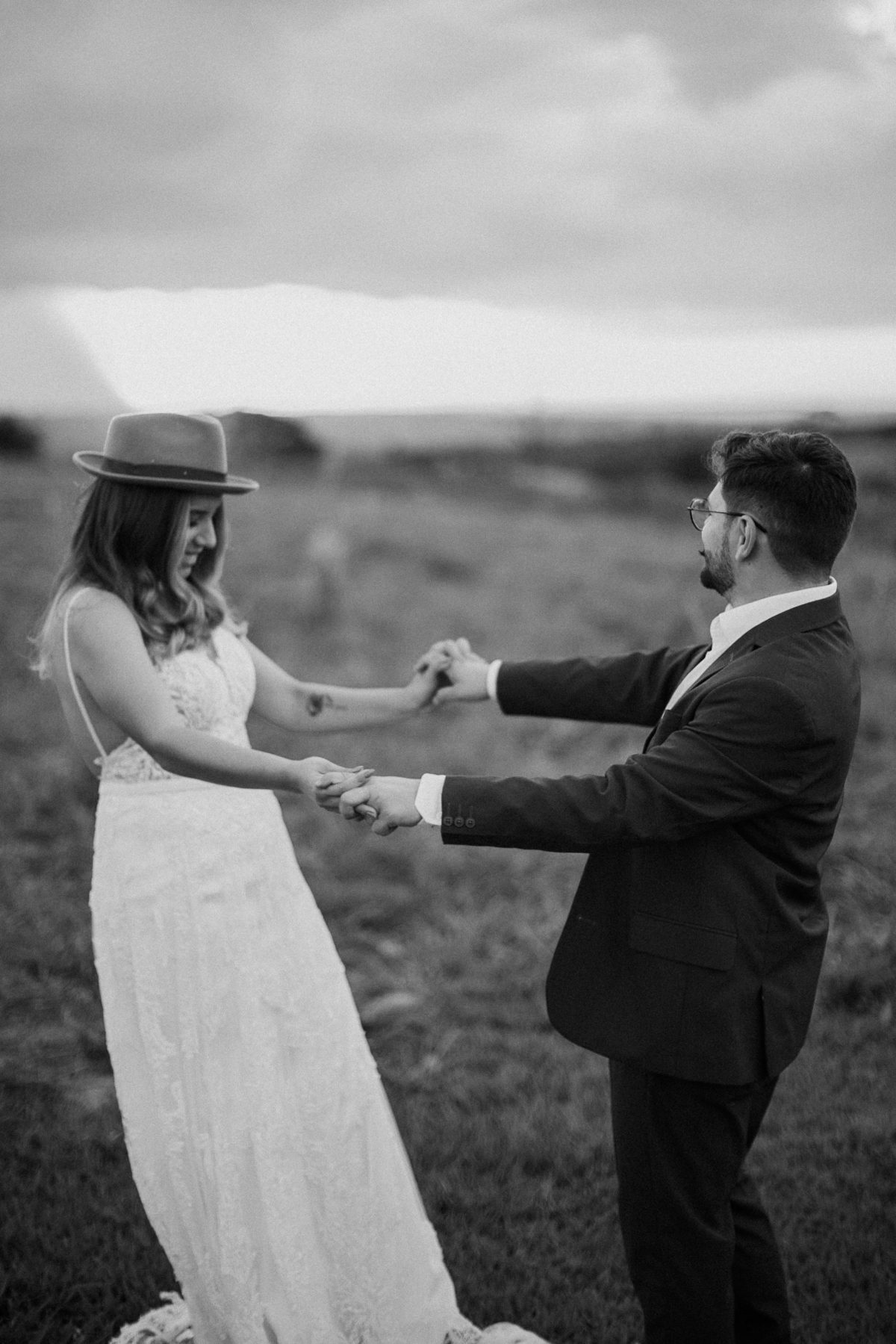 Casal dançando no campo 