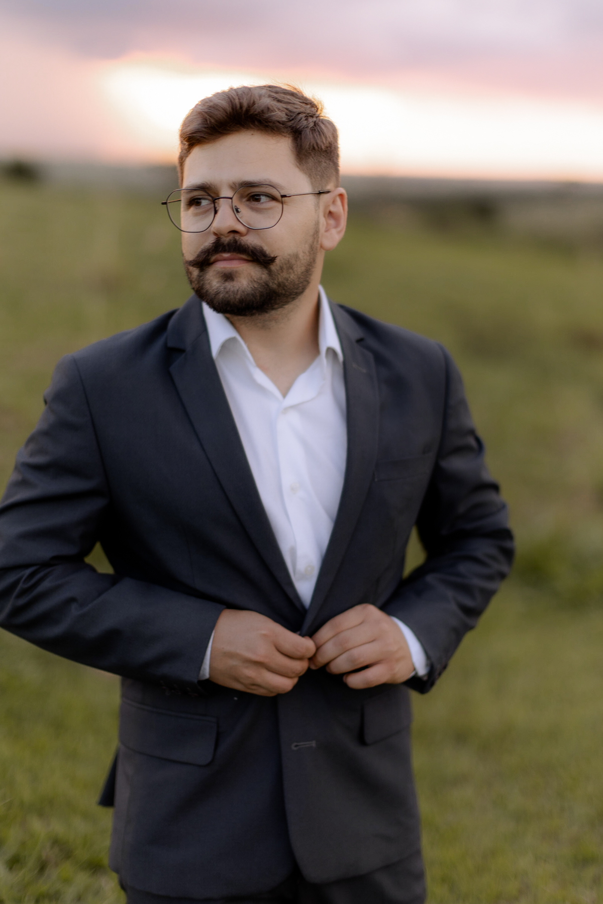 Inspiração de terno azul para noivos 