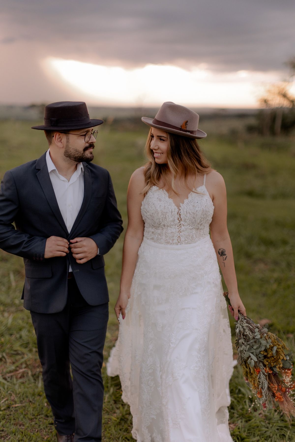 Casal caminhando no campo 