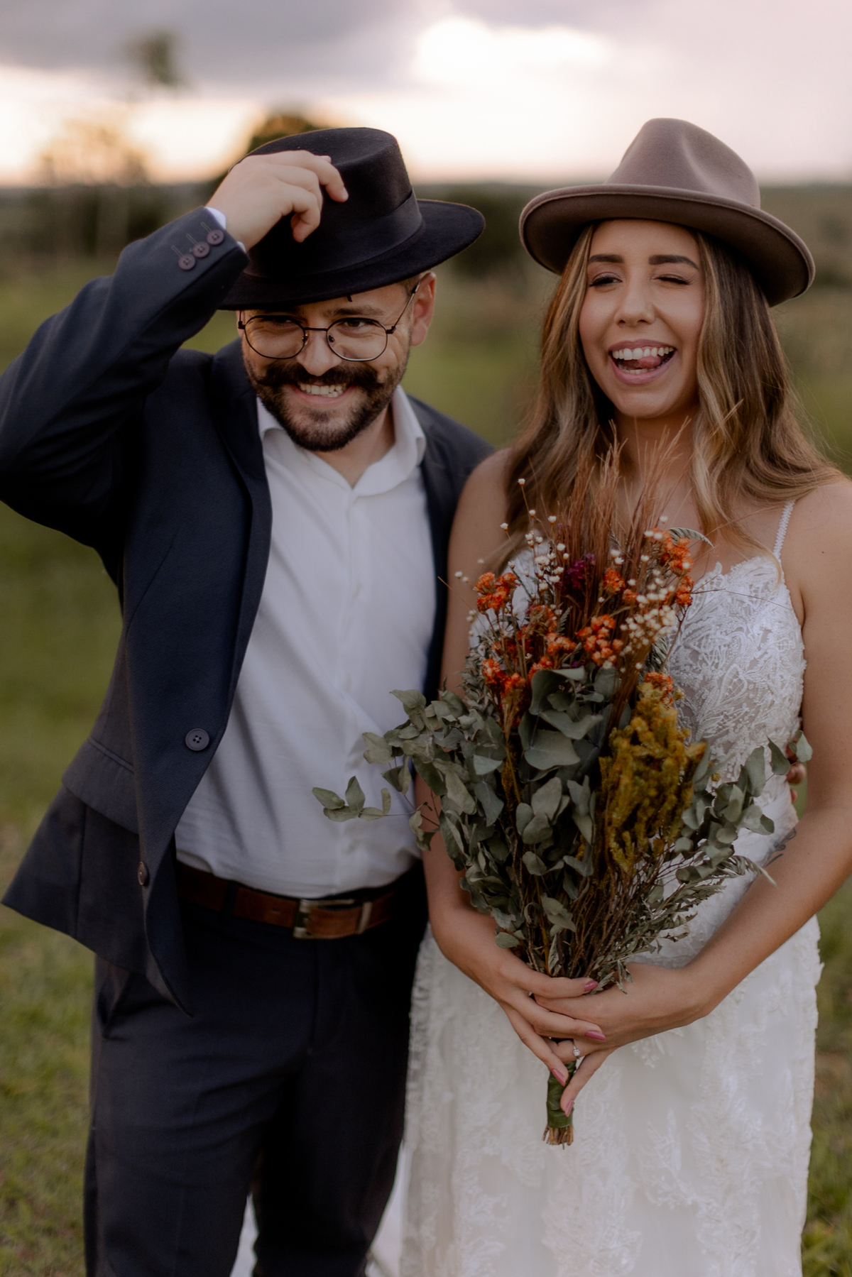 Casal caminhando no campo 