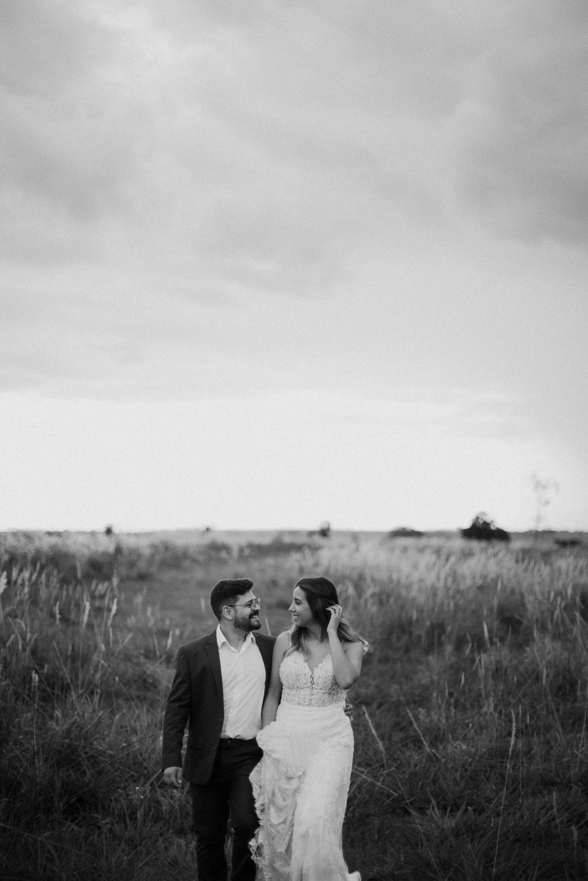 Casal caminhando no campo 