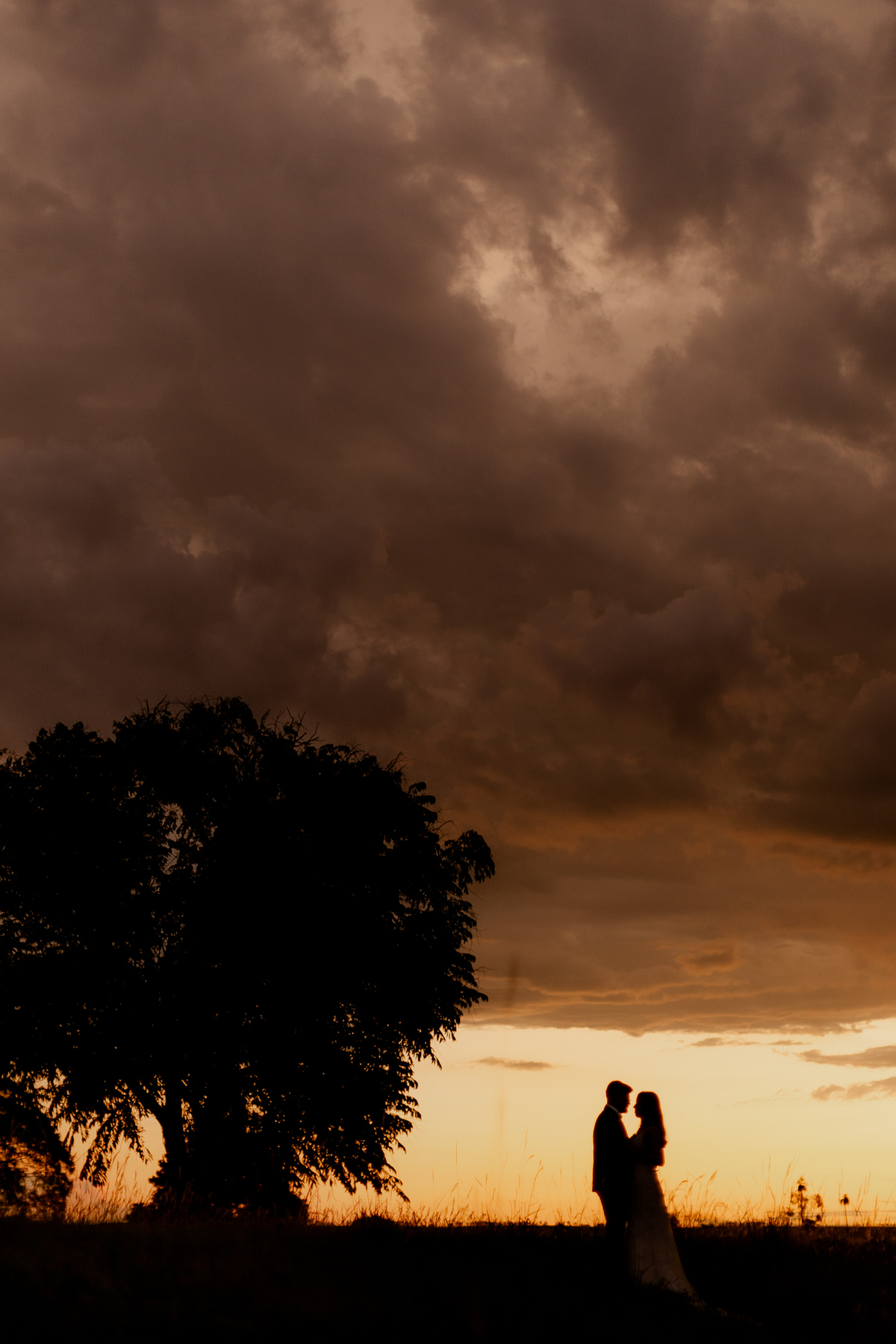 Casal caminhando no campo 