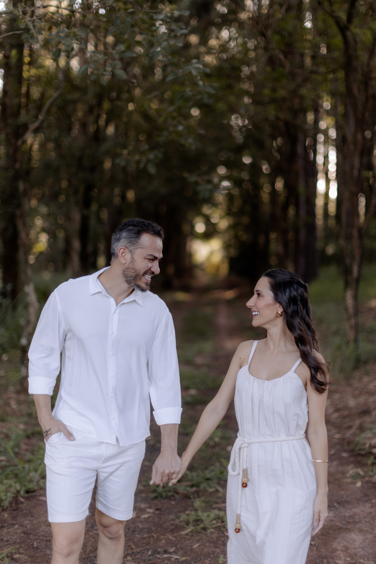 Casal caminhando na floresta