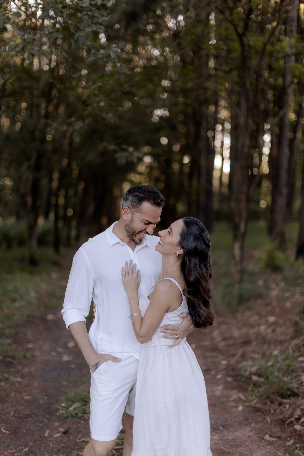 Inspiração de ensaio de casal na floresta 