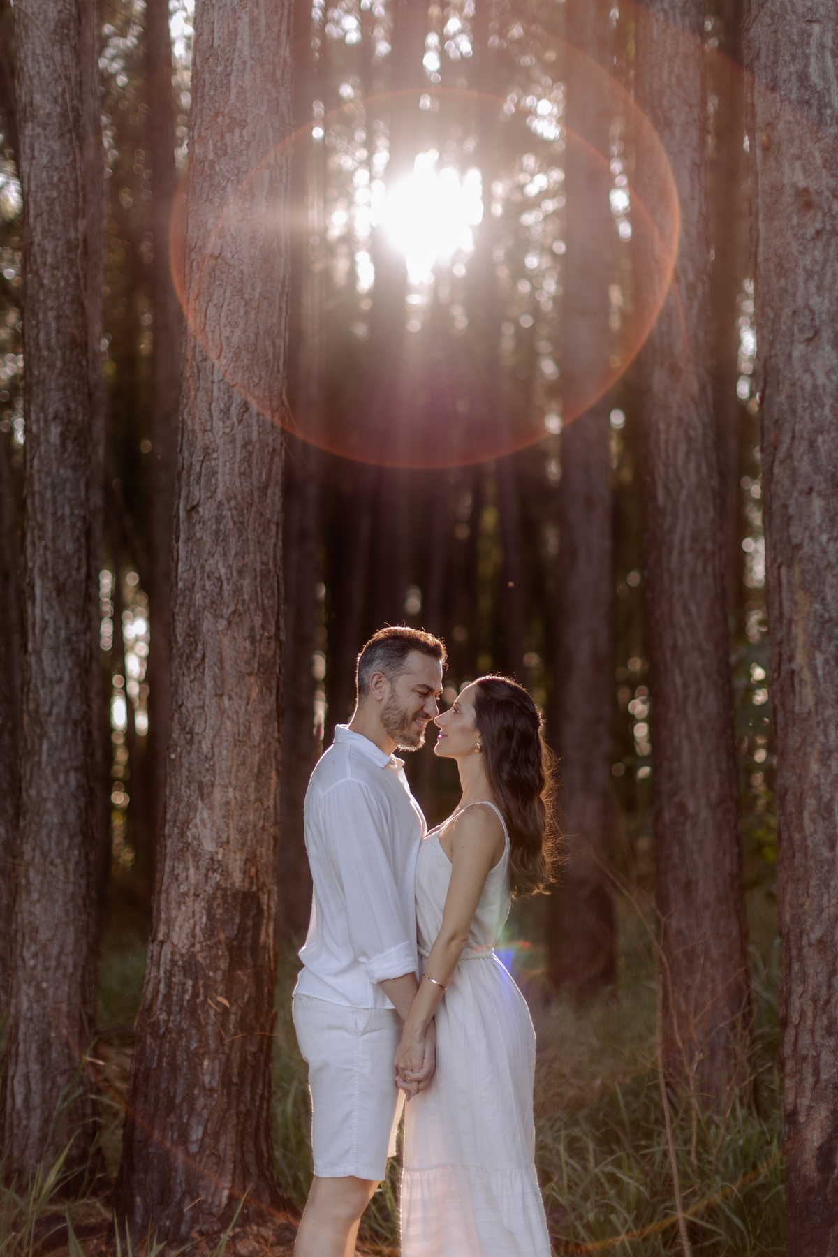 Inspiração de ensaio de casal na floresta 