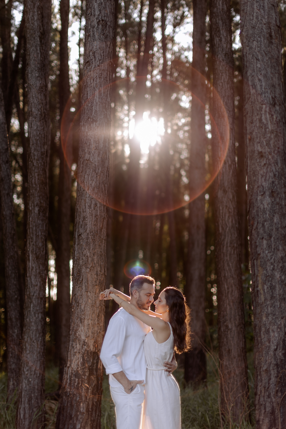 Foto romântica para casal na floresta