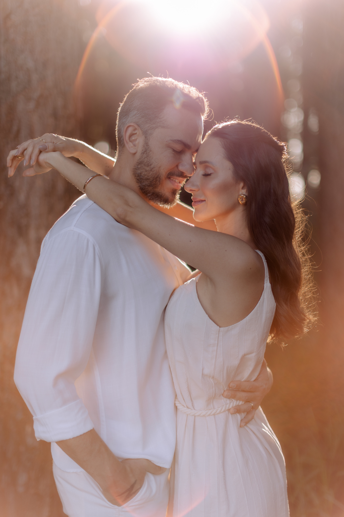 Casal em ensaio pré wedding na floresta