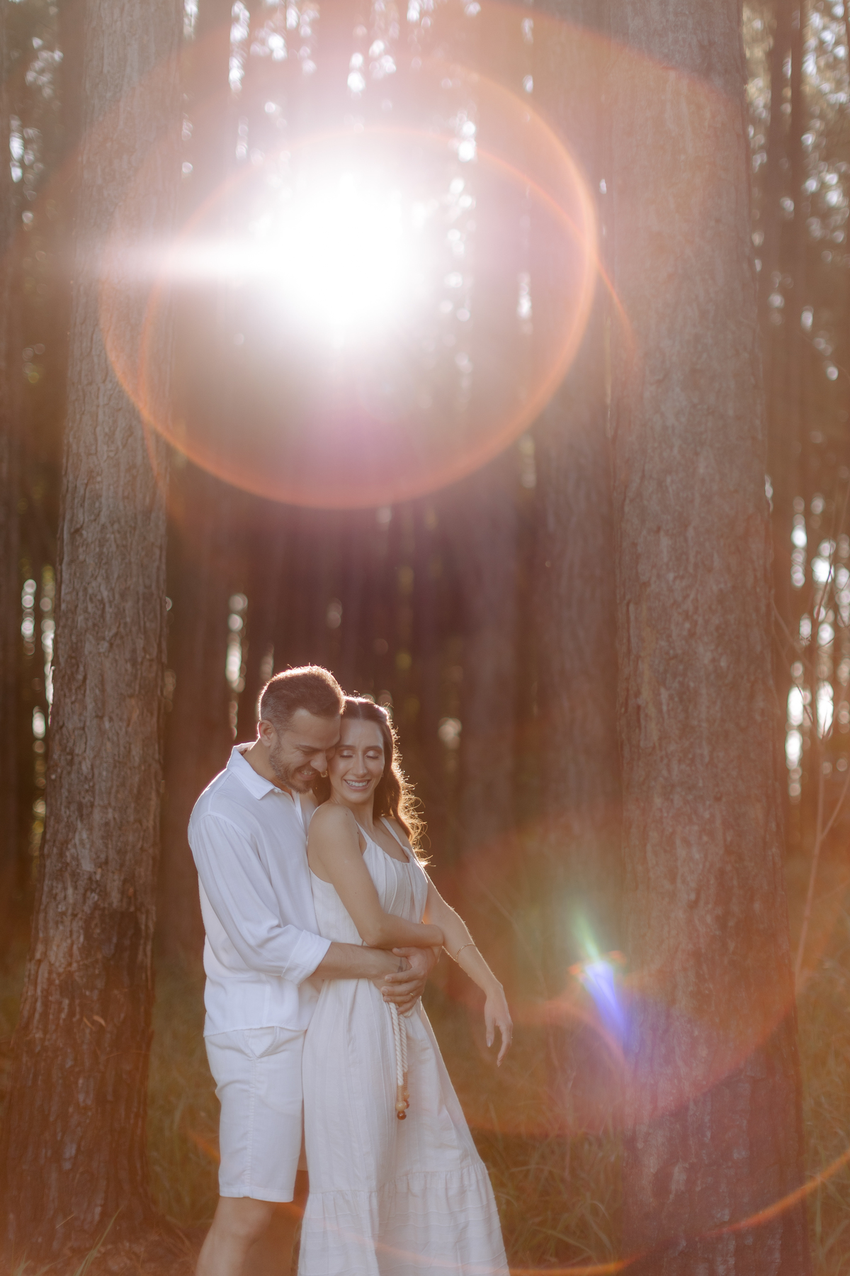 Casal abraçado na floresta em ensaio de casal 