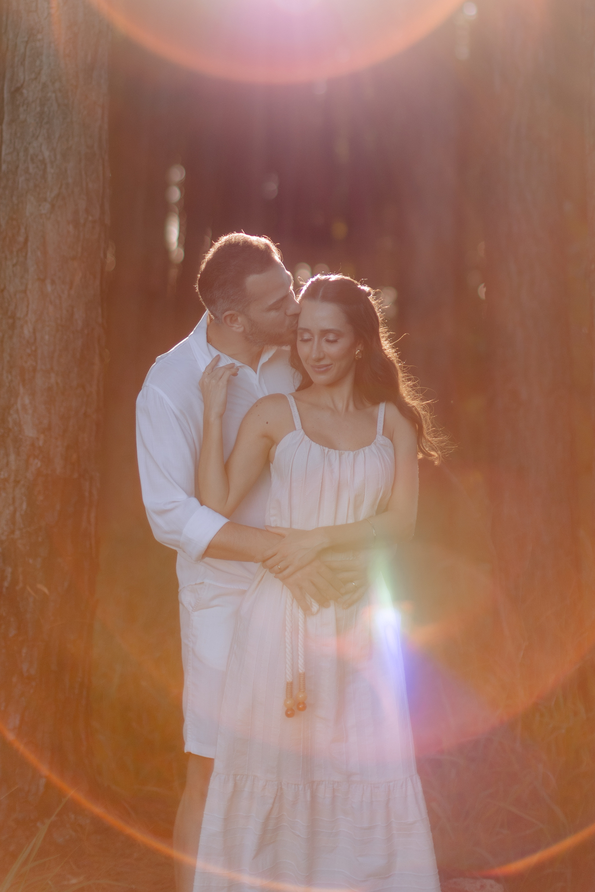 Casal abraçado na floresta em ensaio de casal 