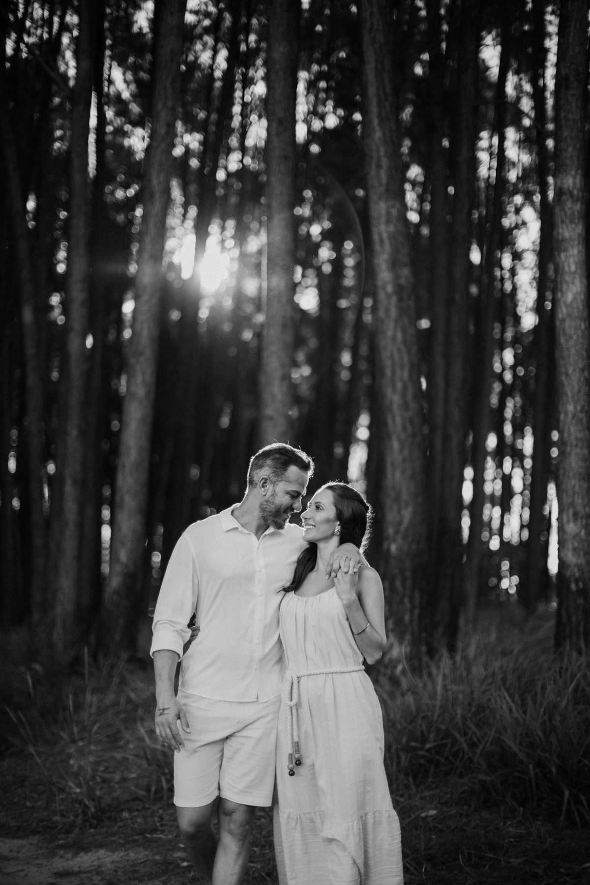 Casal caminhando na floresta em ensaio pré wedding 