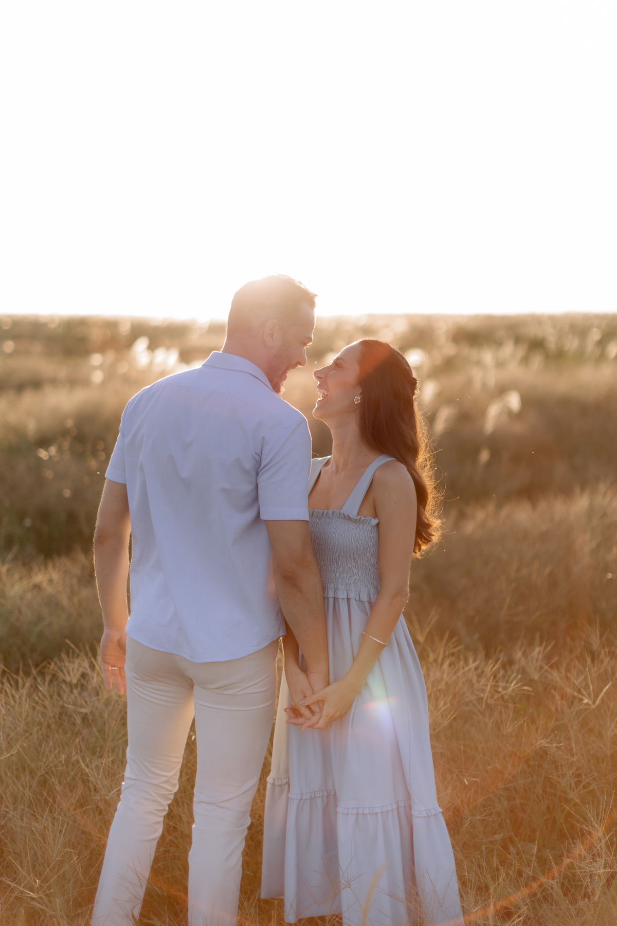 Casal em ensaio no campo 