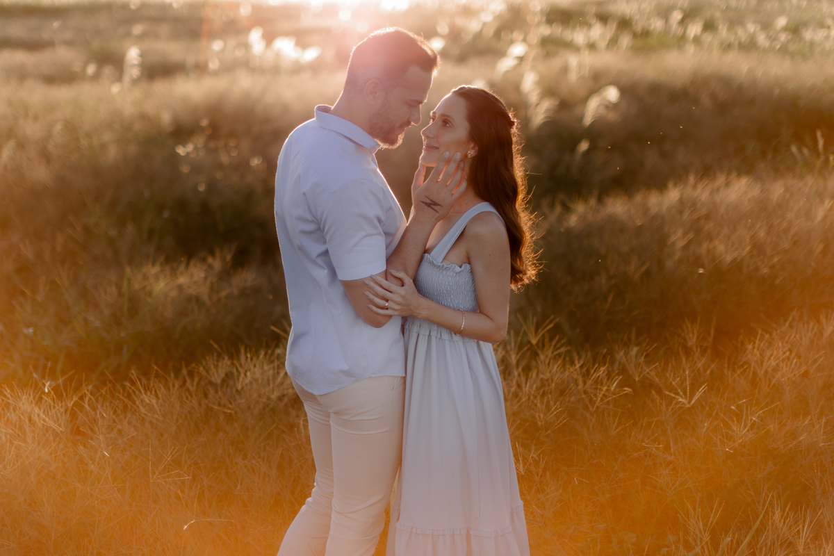 Foto romântica para casal no campo 
