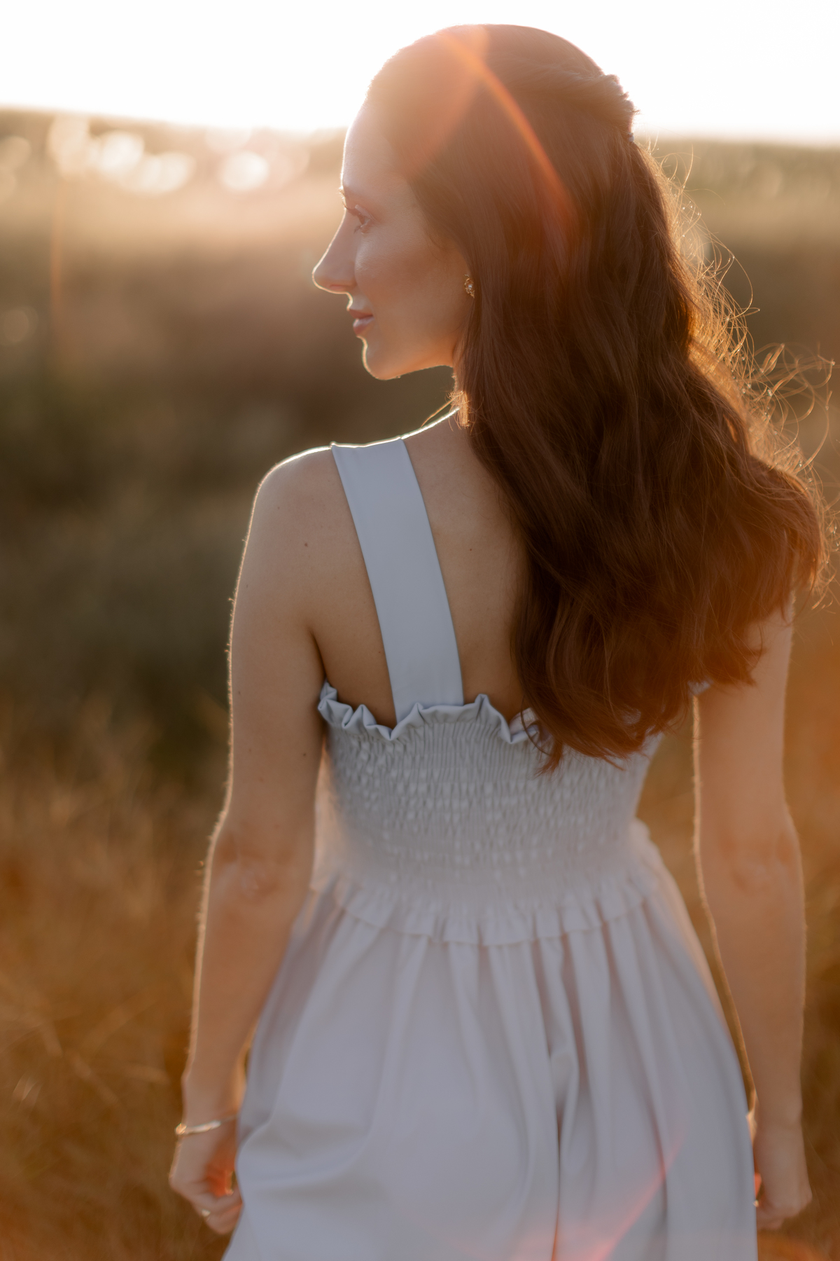 Retrato feminino no por do sol 