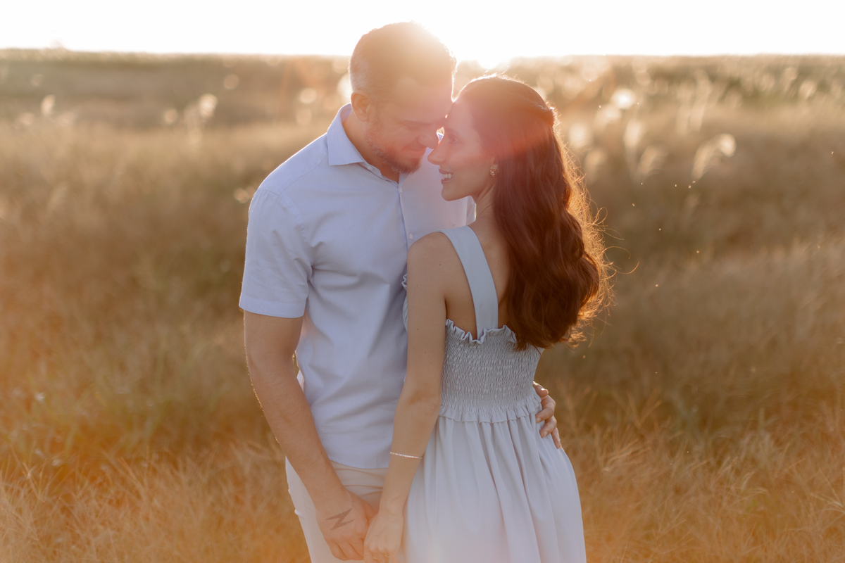 Casal em ensaio no campo 