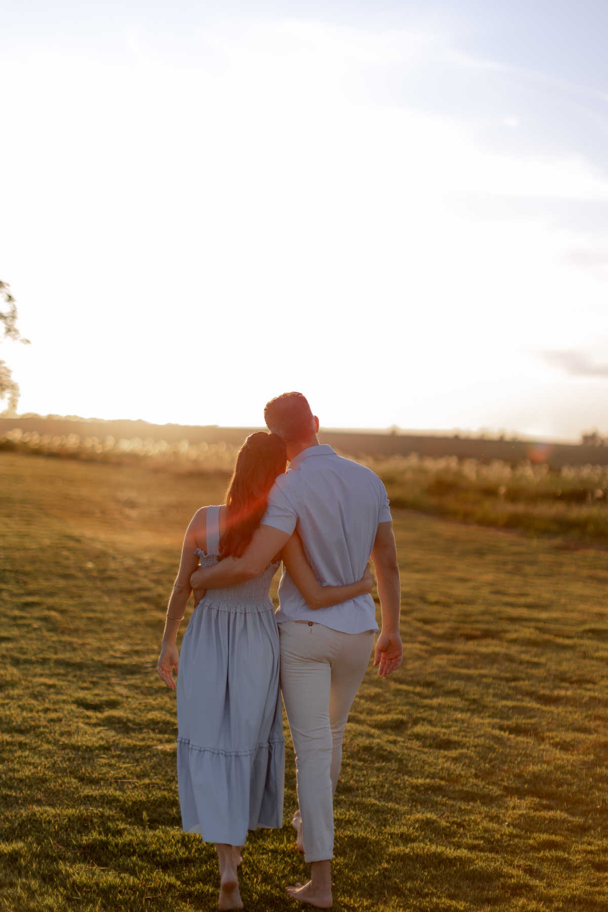 Casal abraçado no campo 