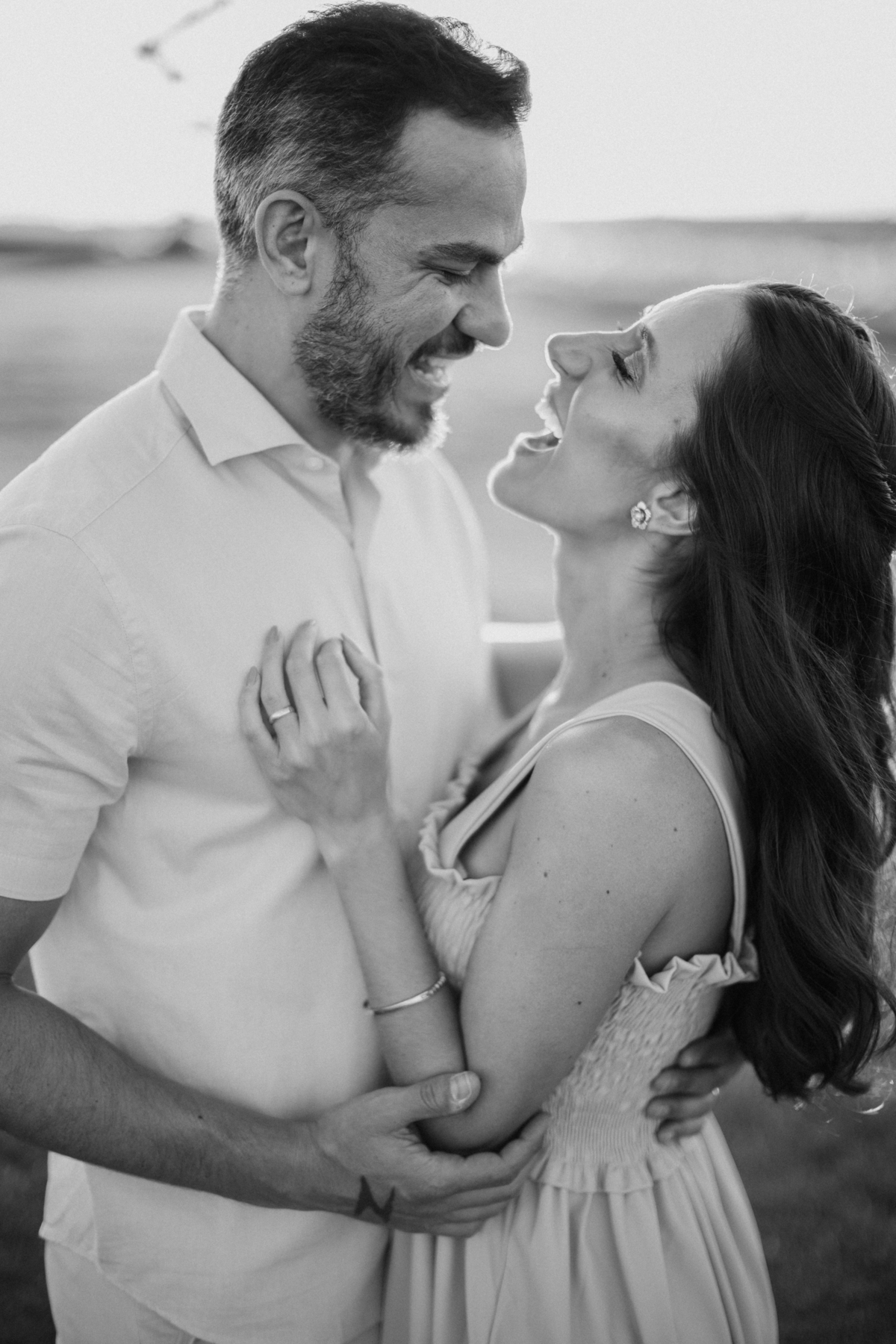 Casal descontraído em ensaio pré wedding 