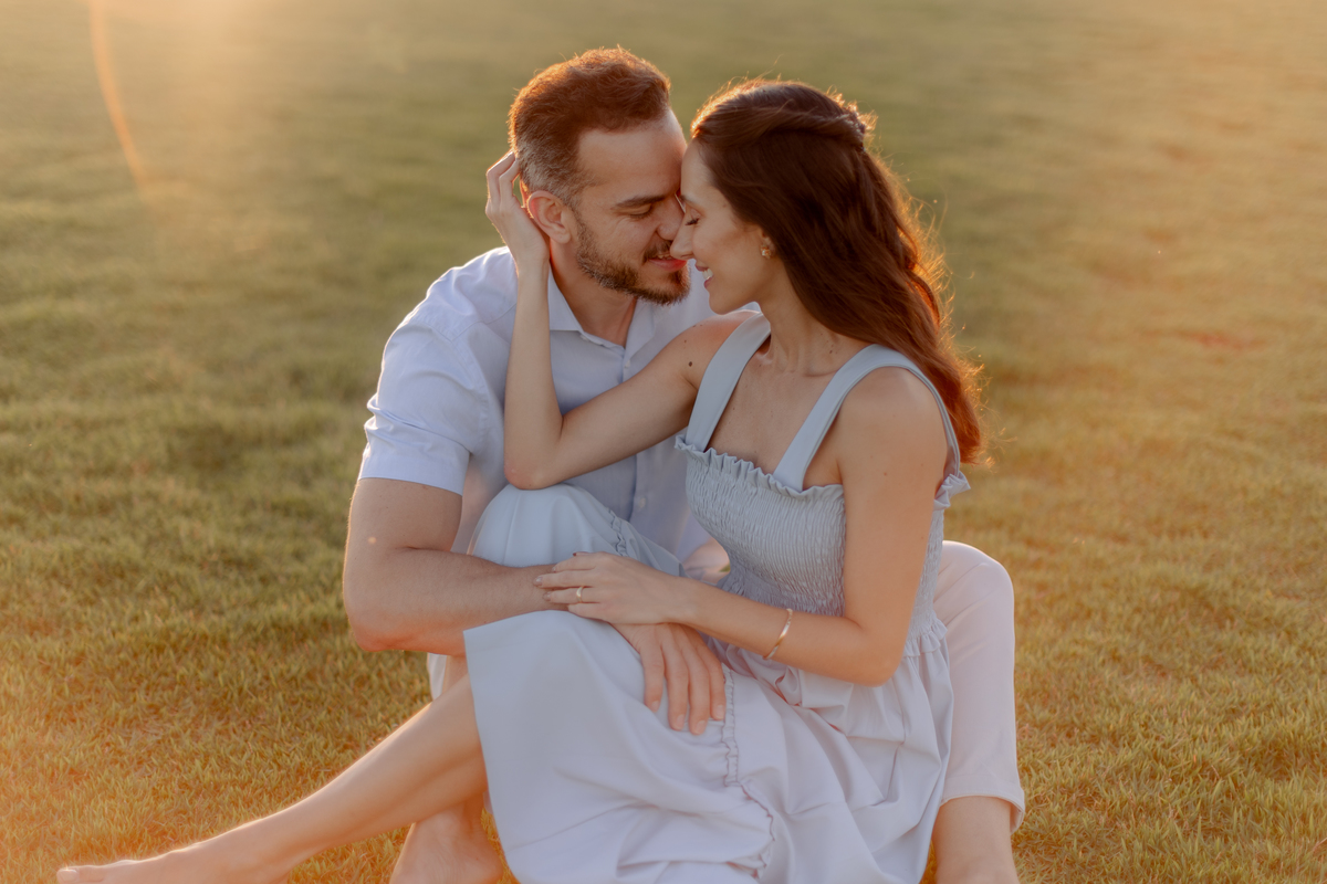 Casal no campo para ensaio externo 