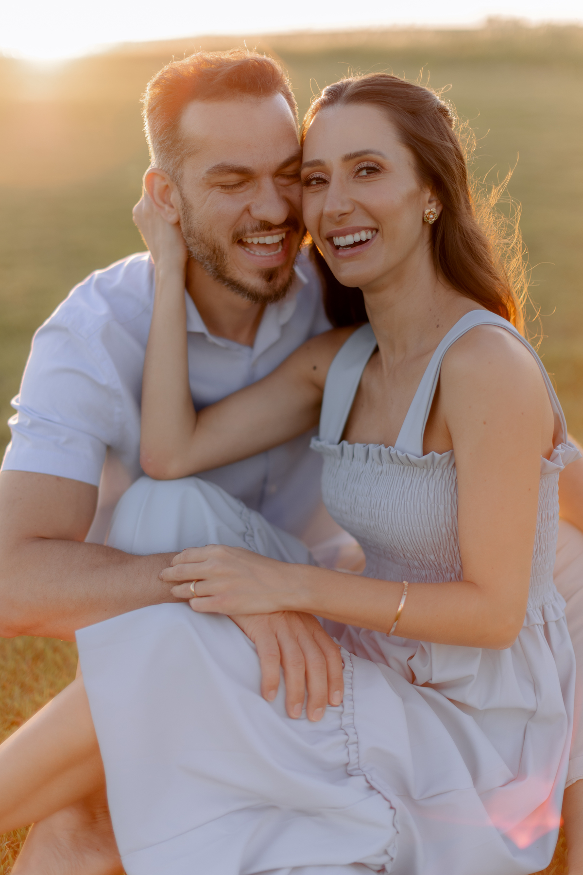 Casal descontraído em ensaio pré wedding 