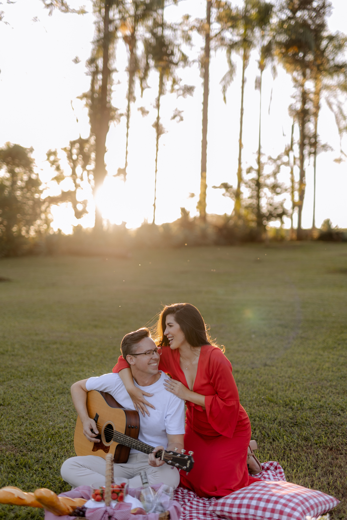 Noivo tocando violão em ensaio de casal 