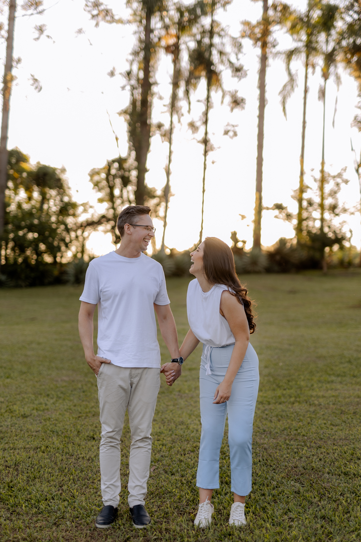 Casal descontraído em ensaio no campo 