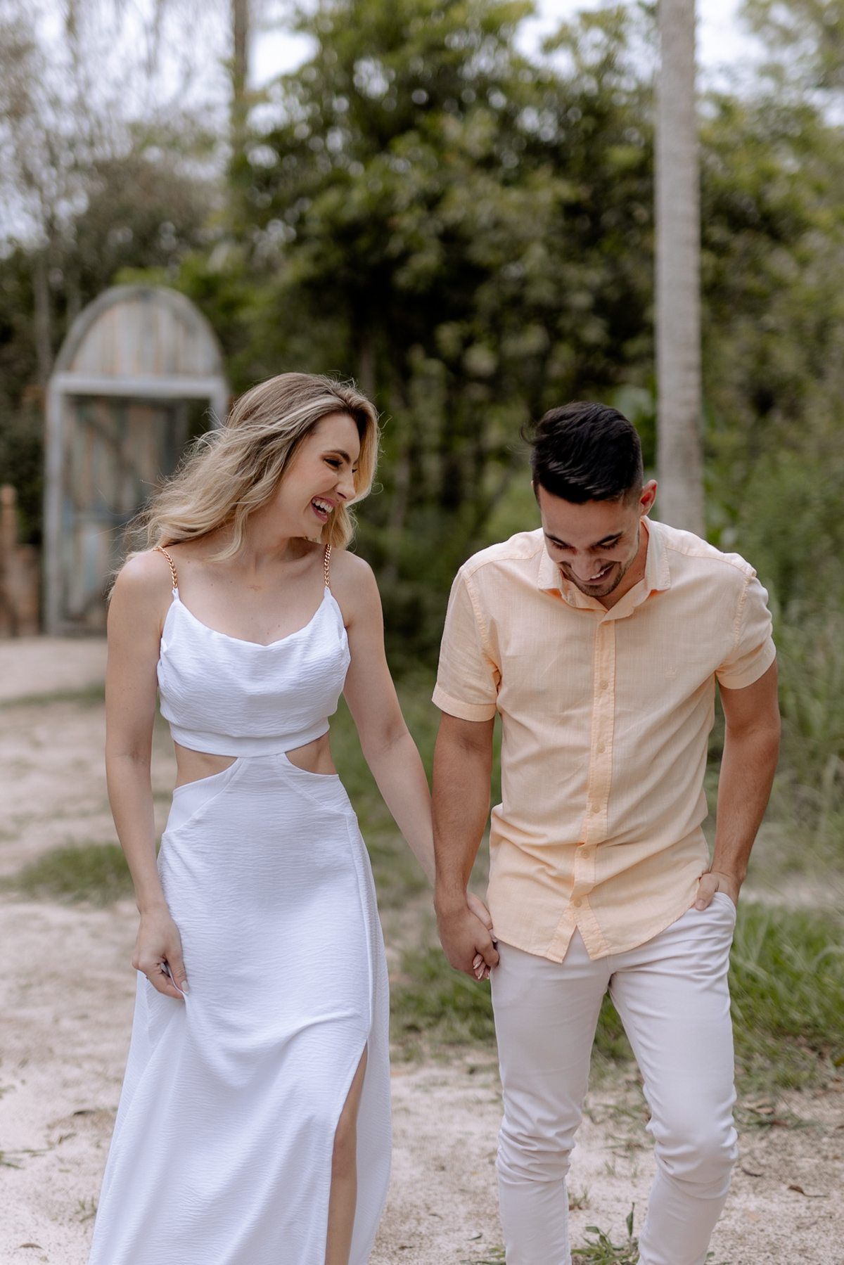 Casal caminhando em chácara 