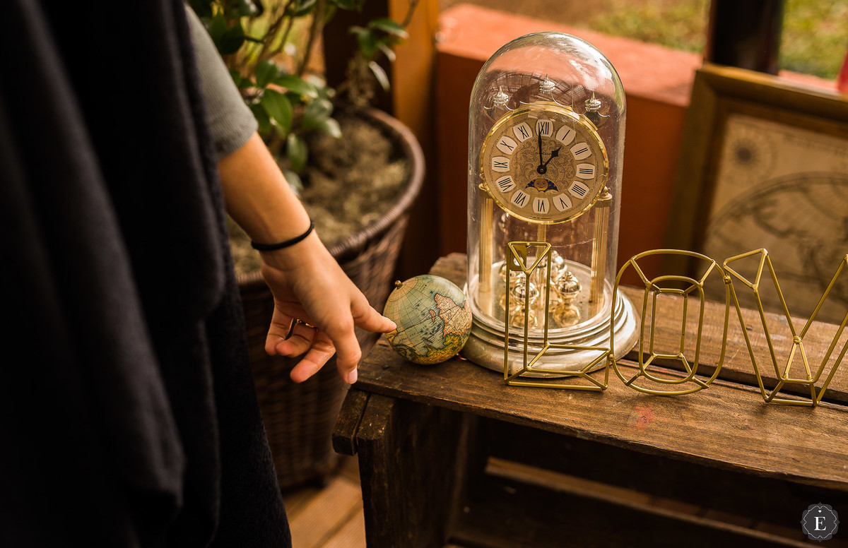 decoração de casamento com tema viagens com love, globo e peças modernas no belvedere