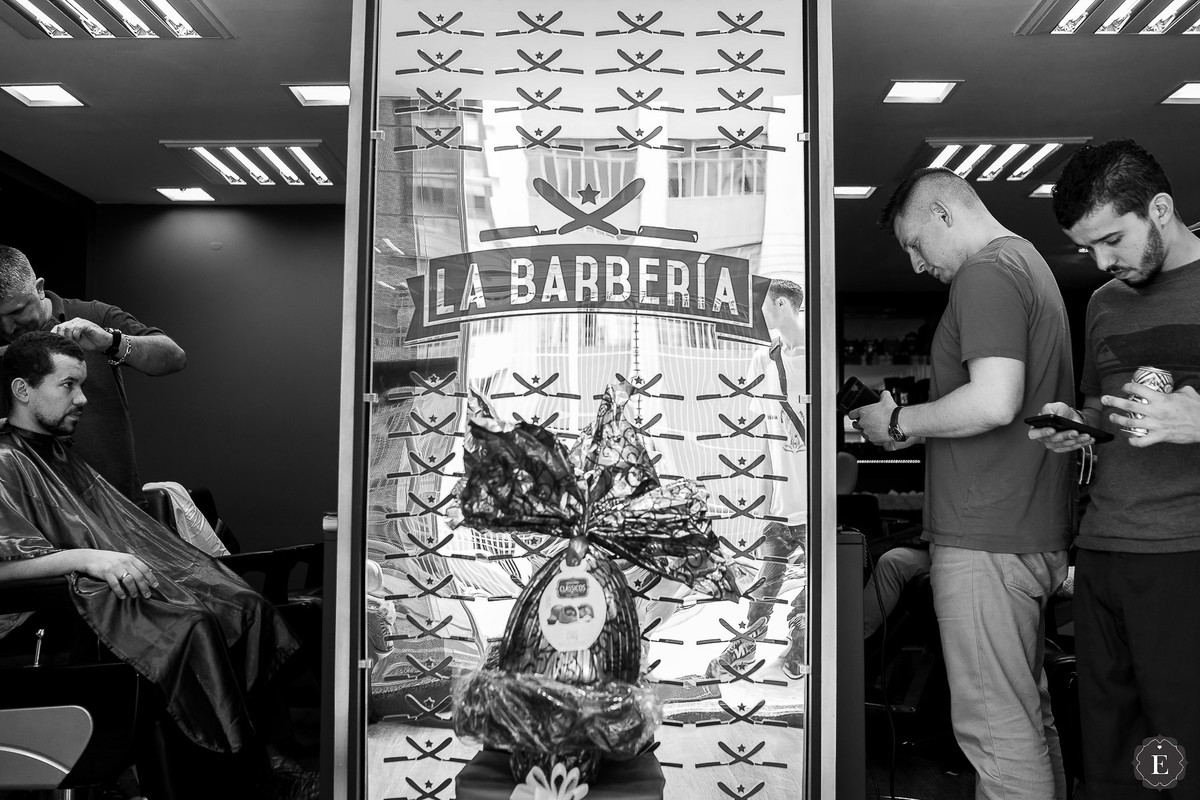 noivo se arrumando para o casamento na barbearia em curitiba pr