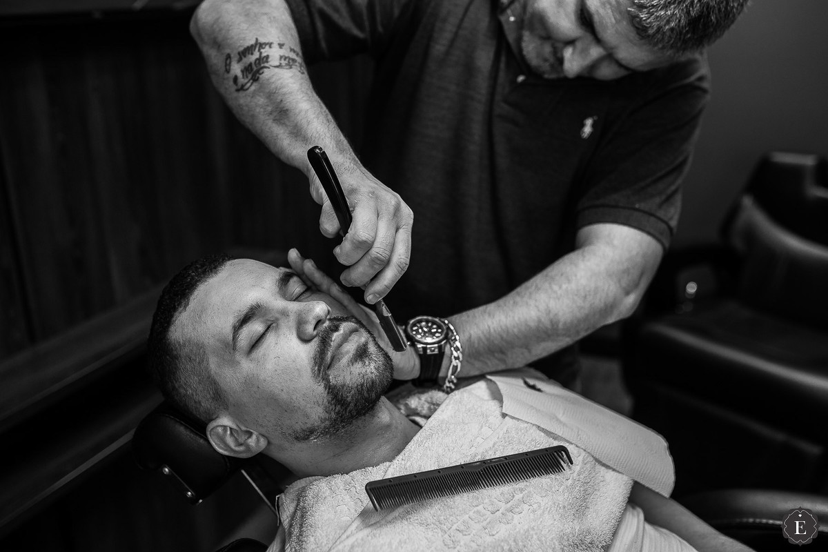 noivo fazendo a barba na la barbearia em curitiba no dia do casamento