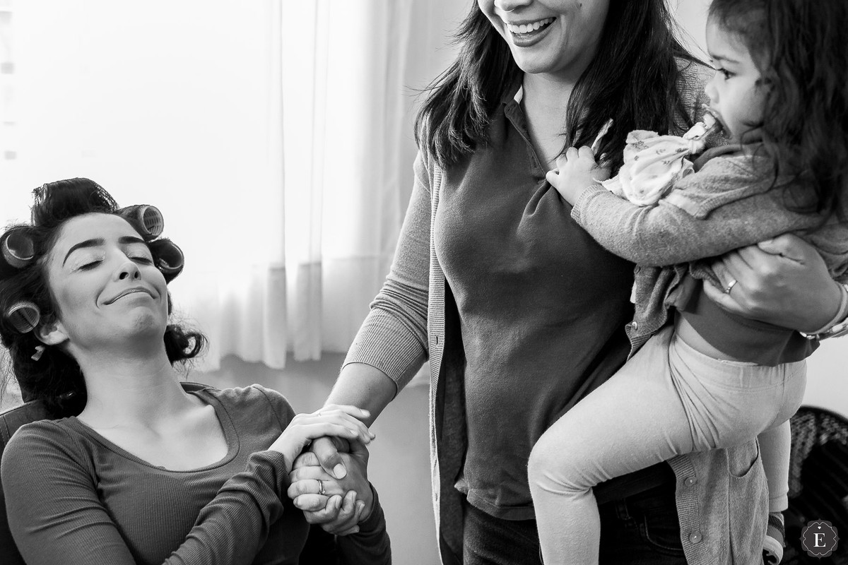 noiva se arrumando para o casamento com sua amiga no espaço belvedere
