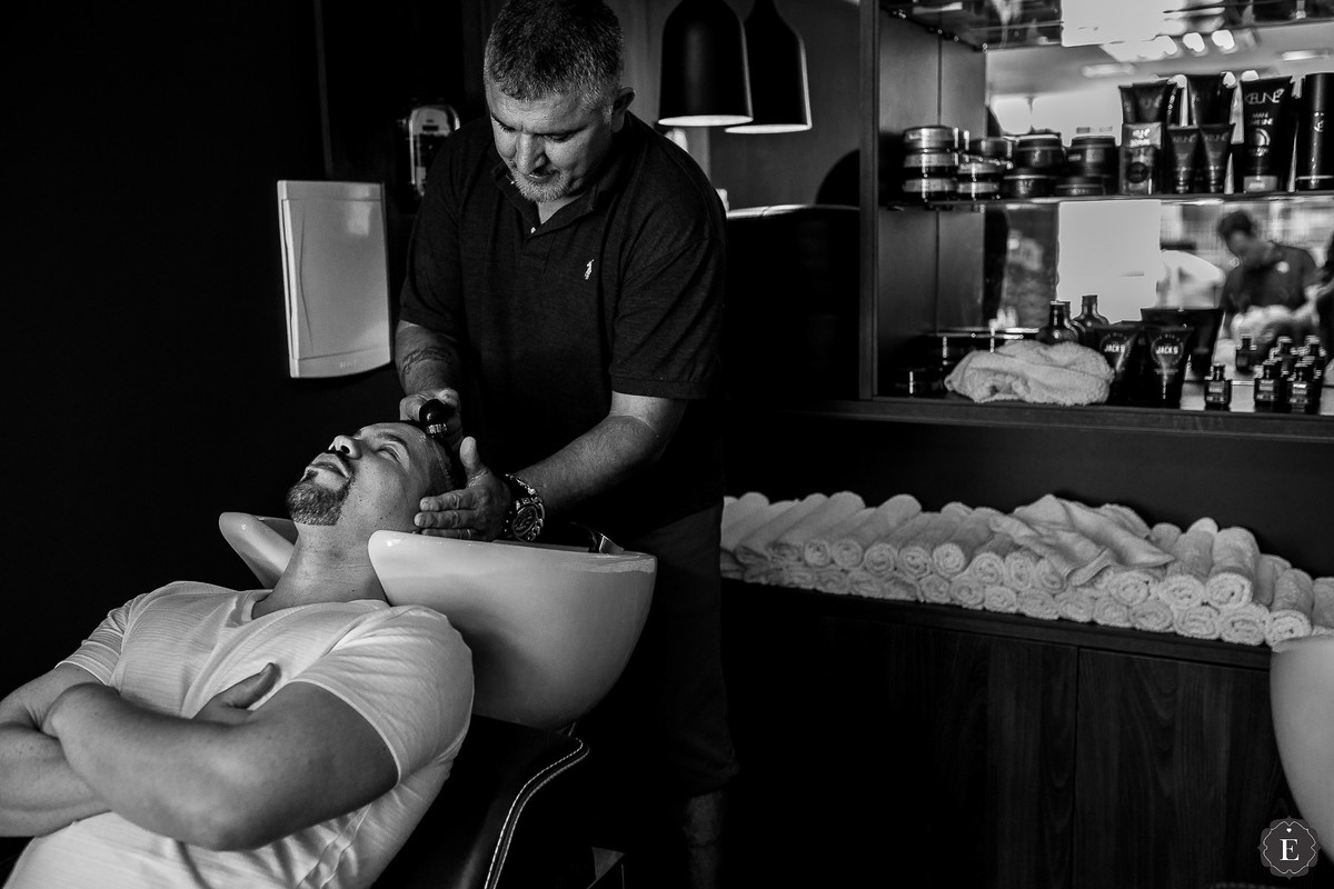 noivo lavando o cabelo na barbearia em curitiba para o casamento